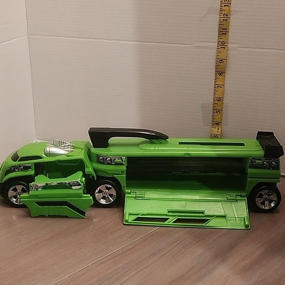 Hotwheels Other - 2004 Hot Wheels Green Super Transporter